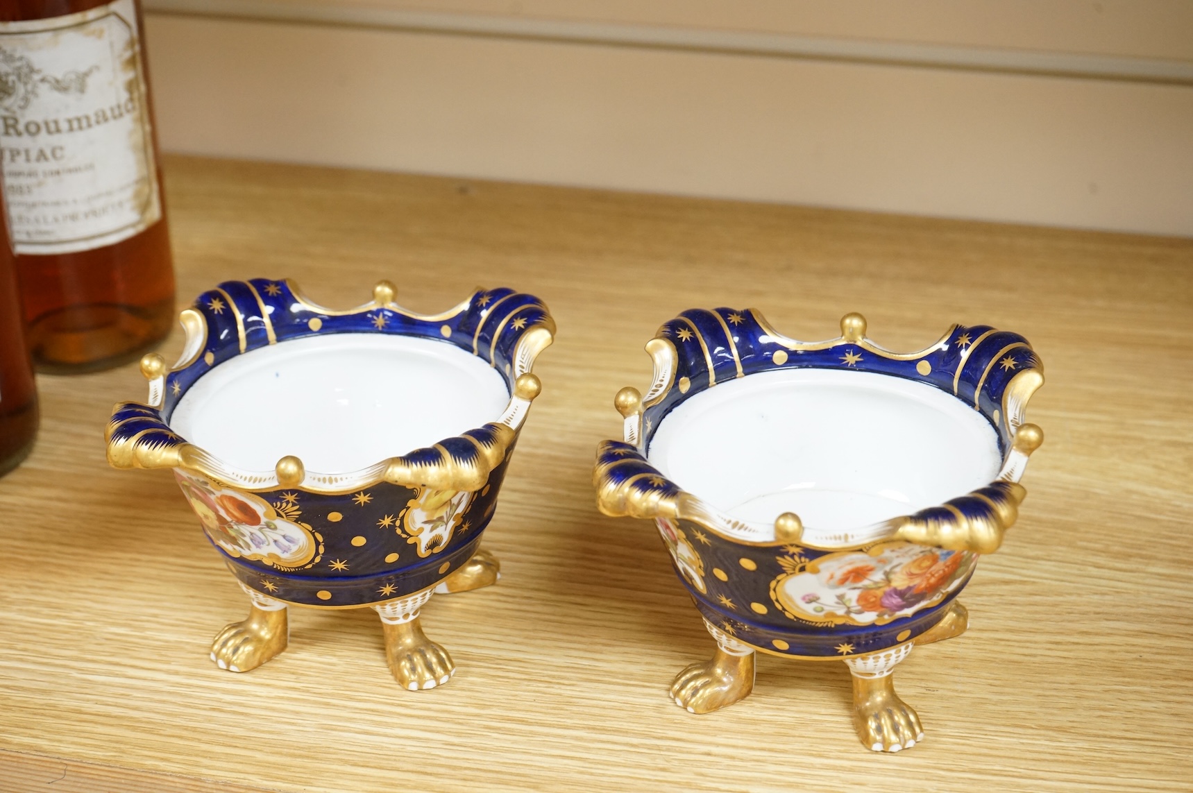 A pair of early 19th century Spode footed pastel burners, lacking covers, 9.5cm